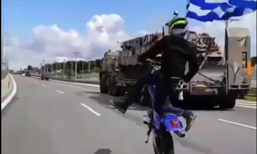 Απίστευτος μηχανόβιος κυματίζει την γαλανόλευκη κάνοντας σούζα